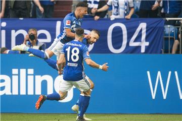 Schalkes Guido Burgstaller (r.) lässt sich für seinen Führungstreffer feiern.
