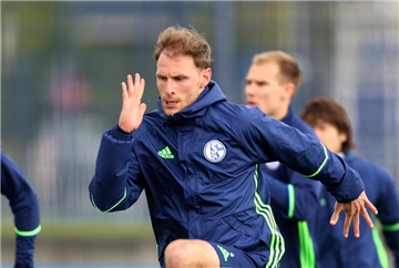 Schalkes Kapitän Benedikt Höwedes stand am Mittwoch wieder auf dem Trainingsplatz.