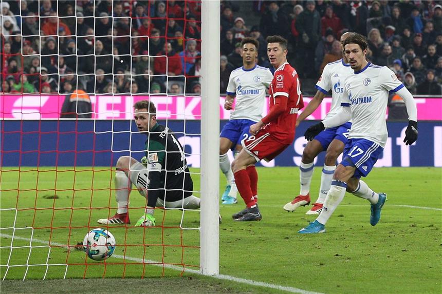 Fährmann bei Niederlage in München erneut schwach Schalkes Keeper Ralf Fährmann (l.) sah erneut bei beiden Gegentoren nicht gut aus.