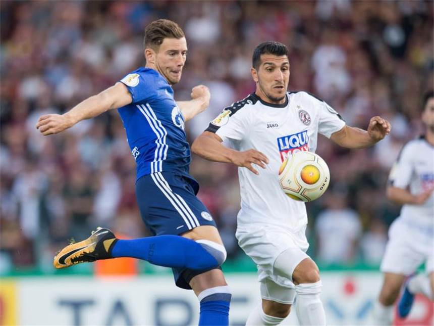 Schalke mit 2:0 im Pokal beim BFC Dynamo Schalkes Leon Goretzka schlägt den Ball vor Ugurtan Cepni (r) vom BFC Dynamo weg. Foto: Annegret Hilse