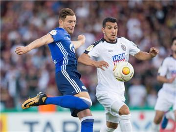 Schalkes Leon Goretzka schlägt den Ball vor Ugurtan Cepni (r) vom BFC Dynamo weg. Foto: Annegret Hilse