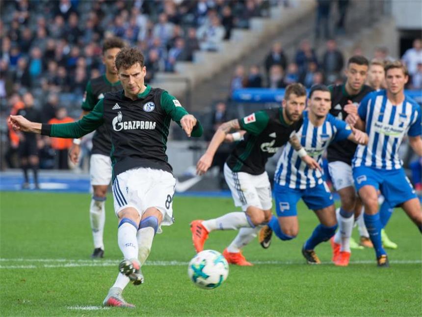 Schalkes Leon Goretzka trifft per Elfmeter zum 1:0 gegen Berlin.
