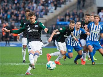 Schalkes Leon Goretzka trifft per Elfmeter zum 1:0 gegen Berlin.