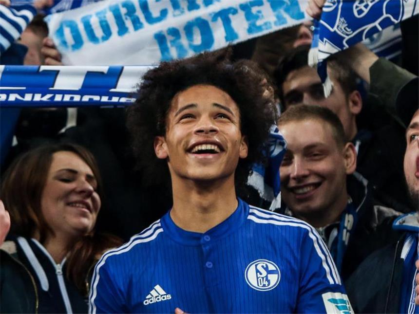 Tönnies: Sané-Wechsel auf Schalke "kein Thema" Schalkes Leroy Sane (M) wird nach einem Spiel von den Fans gefeiert. Foto: Maja Hitij