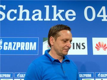 Schalkes Manager Horst Heldt beantwortet in Gelsenkirchen die Fragen von Journalisten. Foto: Federico Gambarini