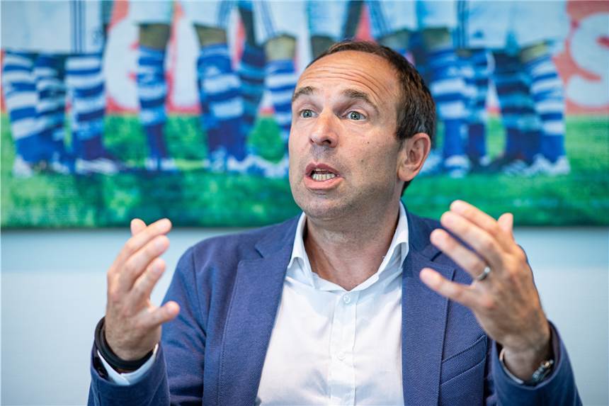 Paukenschlag: Alexander Jobst verlässt den FC Schalke 04 Schalkes Marketing-Vorstand Alexander Jobst hört völlig überraschend zum 30. Juni dieses Jahres auf: „Rote Linie ist überschritten!“