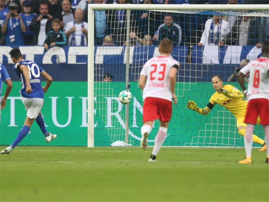 Perfekter Einstand für Tedesco: Schalke besiegt Leipzig 2:0 Schalkes Nabil Bentaleb erzielte das 1:0 gegen Leipzig per Elfmeter. Foto: Ina Fassbender