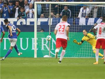 Schalkes Nabil Bentaleb erzielte das 1:0 gegen Leipzig per Elfmeter. Foto: Ina Fassbender