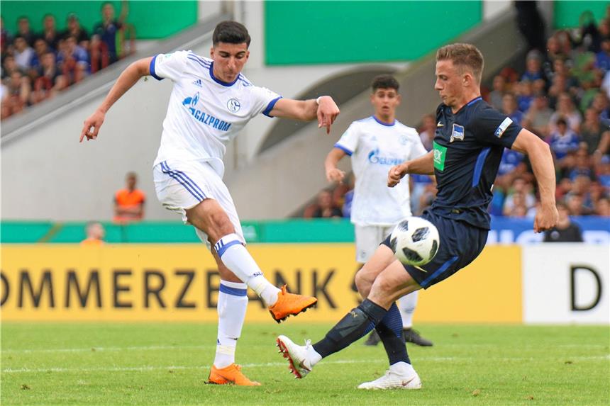 U19-Trainer Elgert ist traurig und stolz zugleich Schalkes Nassim Boujellab (l.) wird vom Herthaner Timo Hummrich beim Schussversuch gestört.