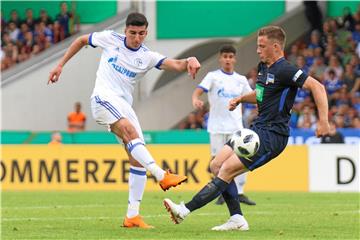 Schalkes Nassim Boujellab (l.) wird vom Herthaner Timo Hummrich beim Schussversuch gestört.