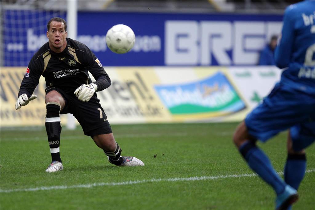 Dieses Gerücht verblüfft viele Schalke-Fans Fußball 2. Bundesliga, 14. Spieltag: SC Paderborn 07 - SpVgg Greuther Fürth am Samstag (28.11.2009) in der Energieteam Arena in Paderborn. Fürths Torhüter Stephan Loboué (l.) sieht dem Paderborner Daniel Brückner und dem Ball entgegen. Foto: Oliver Krato dpa