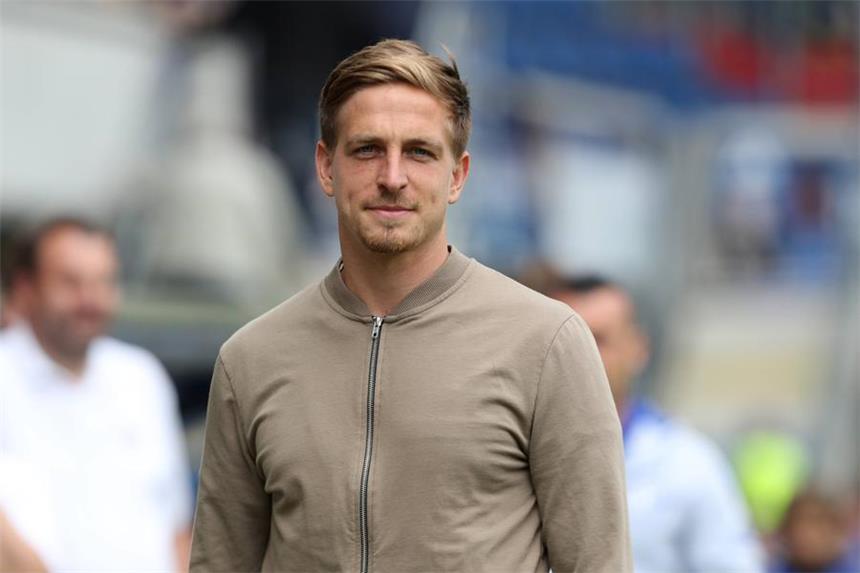 Schalkes Neuzugang Bastian Oczipka beobachtete seine neue Mannschaft beim Testspiel in Paderborn. 
