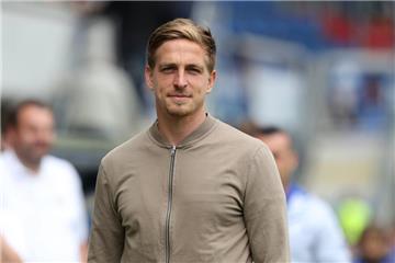 Schalkes Neuzugang Bastian Oczipka beobachtete seine neue Mannschaft beim Testspiel in Paderborn. 