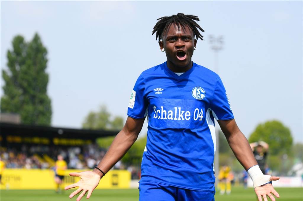 Fink und Rijkhoff schießen Schalke ab – BVB-U19 auf dem Weg ins Finale Schalkes Ngufor Anubodem bejubelt seinen Treffer zum 1:1.