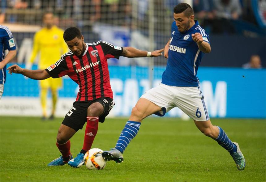 Schalkes Sead Kolasinac (r) und Elias Kachunga von Ingolstadt versuchen an den Ball zu kommen.