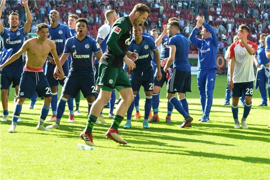 „Überragendes Gefühl“ auf Schalke - Kehrer im Fokus Schalkes Spieler feiern nach dem Sieg in Augsburg ausgelassen die Vize-Meisterschaft. Foto: Stefan Puchner