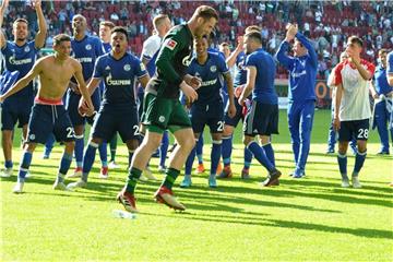 Schalkes Spieler feiern nach dem Sieg in Augsburg ausgelassen die Vize-Meisterschaft. Foto: Stefan Puchner