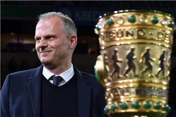 Schalkes Sportvorstand Jochen Schneider wurde am Sonntag runde „50“ - über die Posse rund ums Schalker Erstrunden-Spiel im DFB-Pokal kann er aber gar nicht lachen. Seine Kritik richtet sich nach wie vor gegen den Bayerischen Fußball-Verband.