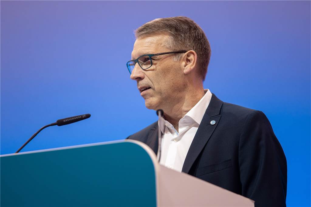 Schalkes Mitgliederversammlung im Liveticker: Abbruch um 15.09 Uhr Schalkes Sportvorstand Peter Knäbel