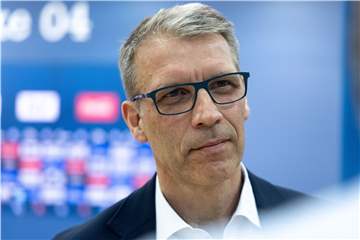 Schalkes Sportvorstand Peter Knäbel: Den Spielern freigestellt, ob sie weiterhin für Schalke 04 auflaufen wollen.