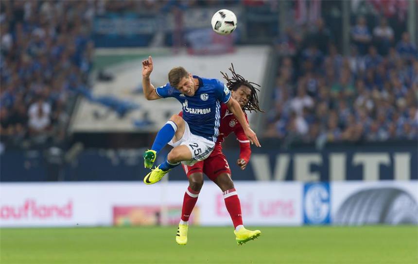 Huntelaar ist zurück - Neumann muss bleiben Schalkes Stürmer Klaas-Jan Huntelaar (l.) könnte schon am Wochenende gegen den FC Bayern München wieder im Kader stehen.