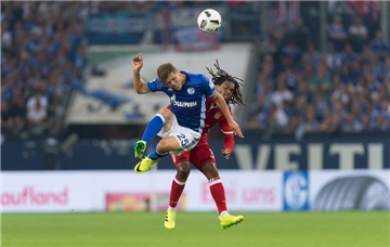 Schalkes Stürmer Klaas-Jan Huntelaar (l.) könnte schon am Wochenende gegen den FC Bayern München wieder im Kader stehen.