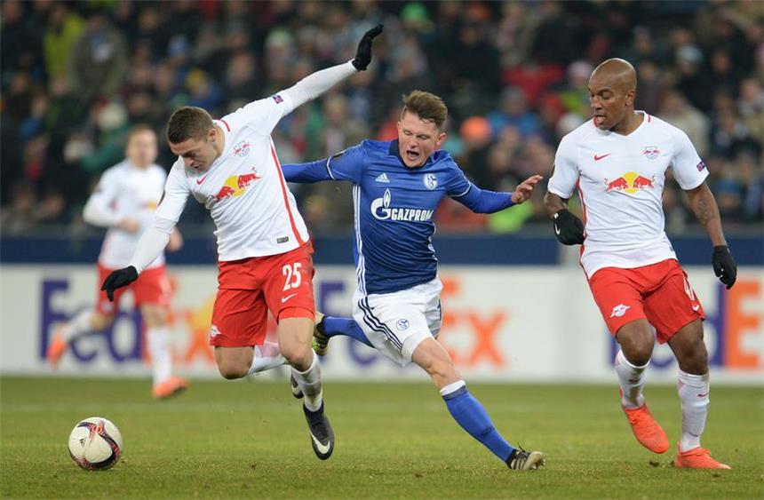 Schalke leiht Fabian Reese an Karlsruhe aus Schalkes Sturm-Talent Fabian Reese (M.) geht auf Leihbasis zum Karlsruher SC.