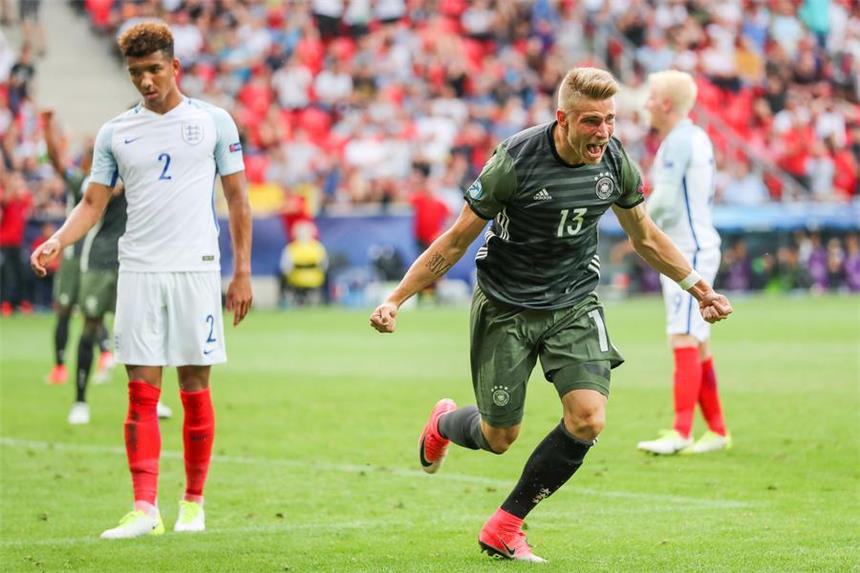 Felix Platte: Aus dem Krankenbett zum EM-Helden Schalkes Sturm-Talent Felix Platte (r.) hatte mit seinem Treffer zum 2:2-Ausgleich gegen England großen Anteil am Finaleinzug der deutschen U21 bei der EM in Polen.