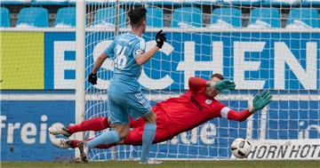 Schalkes Torhüter Ralf Fährmann ist machtlos, Dennis Mast trifft zum 2:0 für den Chemnitzer FC.