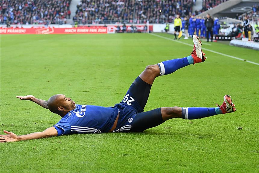 Souveränes Schalke rutscht zurück auf Platz zwei Schalkes "Torjäger" Naldo bejubelt seinen Treffer gegen Stuttgart.