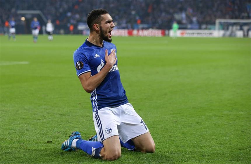 Schalkes Torschütze Nabil Bentaleb feiert seinen Treffer zum 2:0.