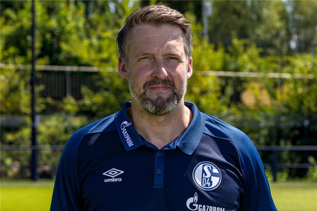 Alexander Nübel muss sich auf Schalke weiter hinten anstellen Schalkes Torwarttrainer Simon Henzler würde Alexander Nübel gern behalten.