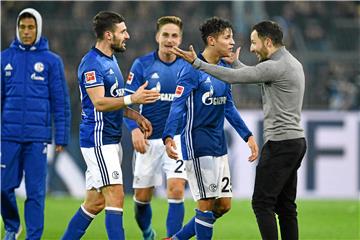 Schalkes Trainer Domenico Tedesco (r.) herzt seine Spieler Daniel Caligiuri (l.) und Amine Harit nach dem 4:4 gegen Borussia Dortmund. Caligiuri lobt im Interview seinen Coach und gibt ihm das Siegel des „Taktikfuchses“.