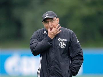 Schalkes Trainer Felix Magath treibt im Training seine Mannschaft an.