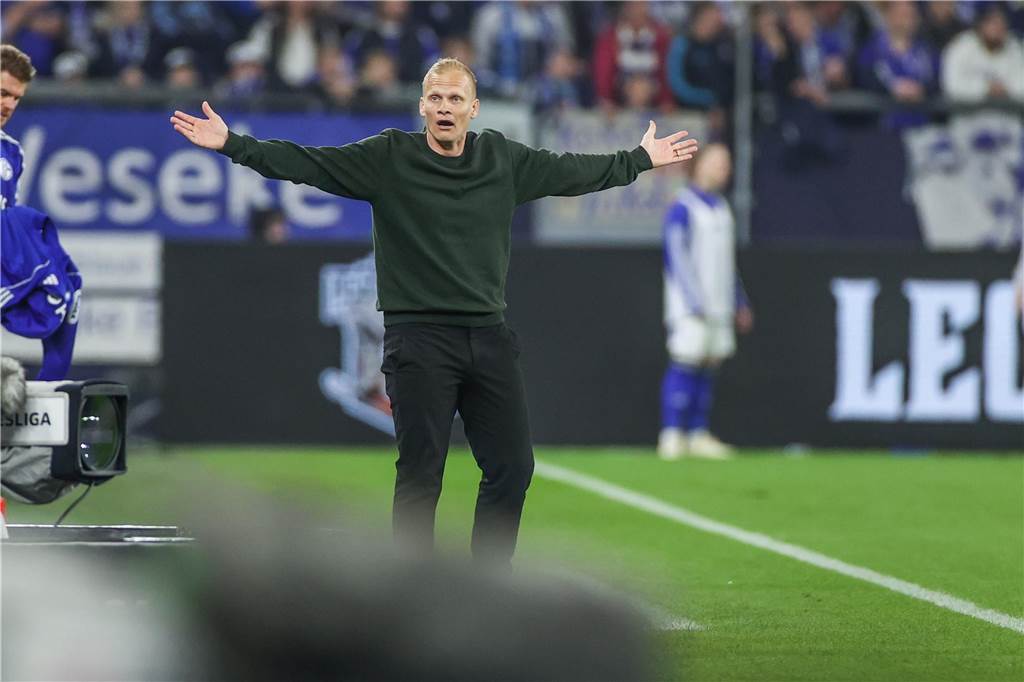 Schalke und die noch offene Frage 27.04.2024, Fussball, 2. Bundesliga, 31. Spieltag, Saison 2023/2024, FC Schalke 04 - Fortuna Düsseldorf, Cheftrainer Karel Geraerts (FC Schalke 04) Foto: Tim Rehbein/RHR-FOTO