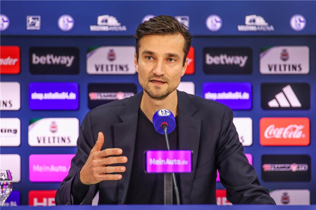 Blau-Weiße Genossen auf Schalke 12.01.2024, Fussball, 2. Bundesliga, Saison 2023/2024, Pressekonferenz FC Schalke 04, Matthias Tillmann (FC Schalke 04)