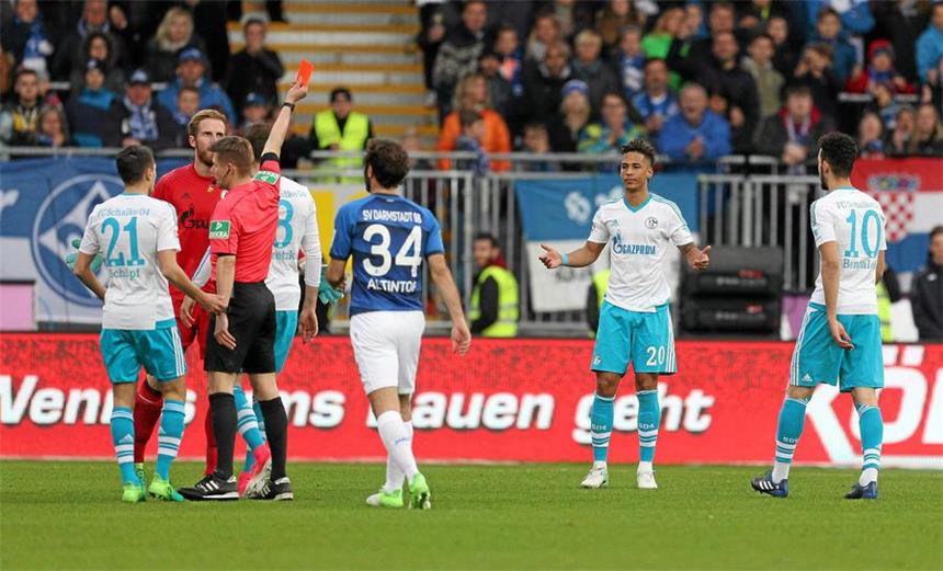 Manager Heidel stärkt Thilo Kehrer den Rücken Schalkes Youngster Thilo Kehrer (r.) sah gegen Darmstadt nach einer Notbremse die Rote Karte.