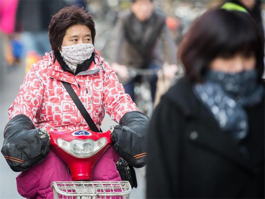 Smog nimmt einer halben Milliarde Chinesen den Atem Schals und Atemmasken gehören in Peking mittlerweile zum Stadtbild. Foto: Ole Spata/Archiv