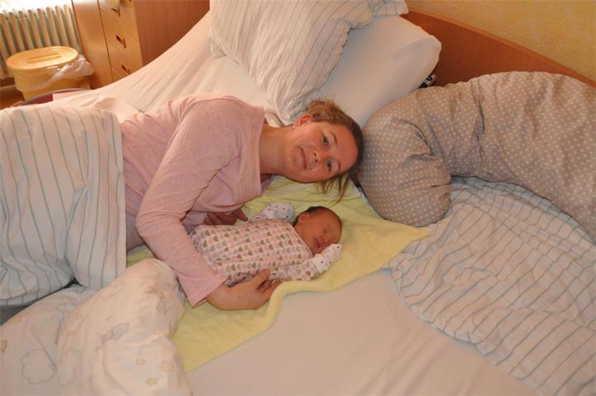 In Castrop-Rauxel gab es 2016 vier Schaltjahrbabys Schaltjahrbaby Paula Bernhadine Kettling, hier mit Mama Jennifer, kam gesund und munter zur Welt.