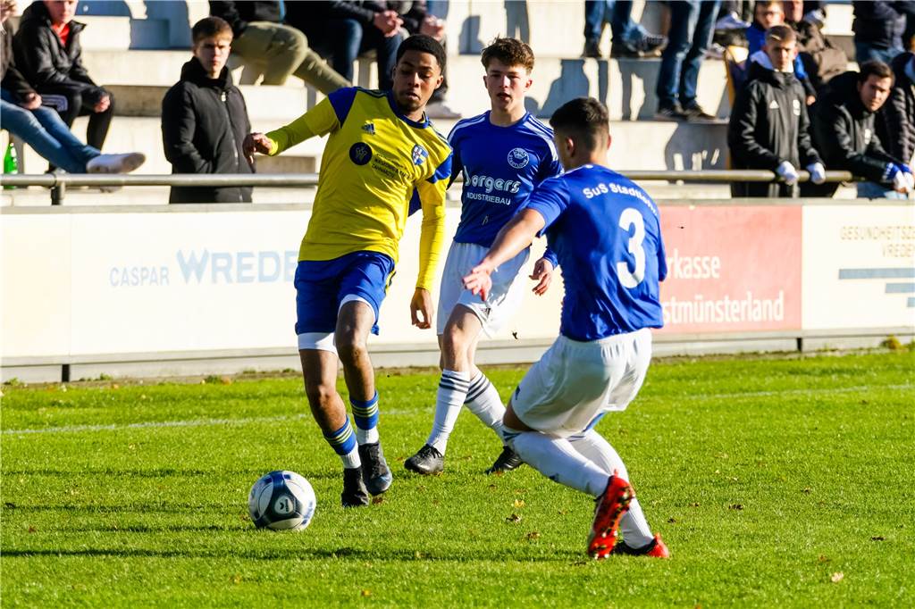 Torwart Raphael Meier sichert SpVgg Vreden den Pokalsieg Schaquil Soares (l.) traf zur frühen Führung der SpVgg Vreden.
