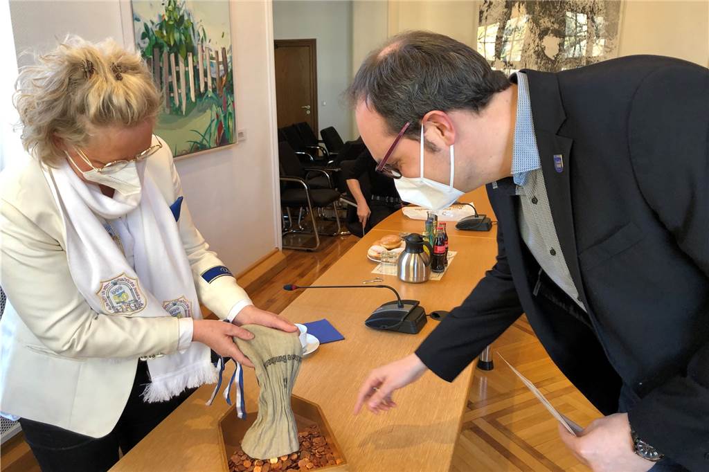Altweiber in Stadtlohn: De-un-Da wird im Coronajahr nur geflüstert Schatzmeisterin Gisela Hilker überreicht 1001 Cent als Pacht an Stadtkämmerer Matthias Wesker.