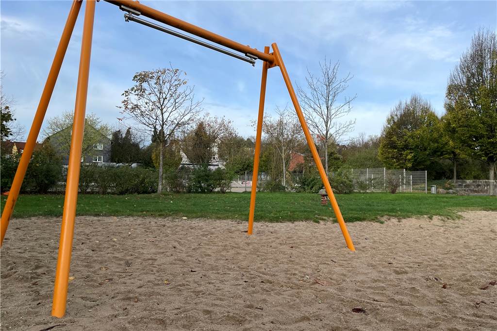 Abgesperrt oder defekt: Spielplatz im Park der Generationen nicht nutzbar Schaukelgerüst im Lütgendortmunder Park der Generationen ohne Tellerschaukel
