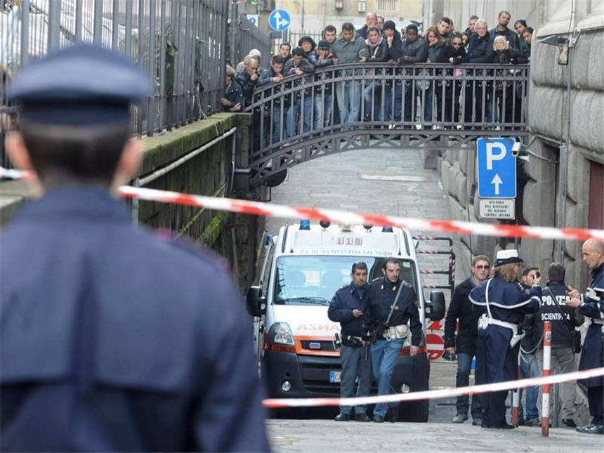 Rechtsextremer erschießt in Florenz zwei Afrikaner Schaulustige am abgesperrten Tatort. Foto: Maurizio degl´ Innocenti