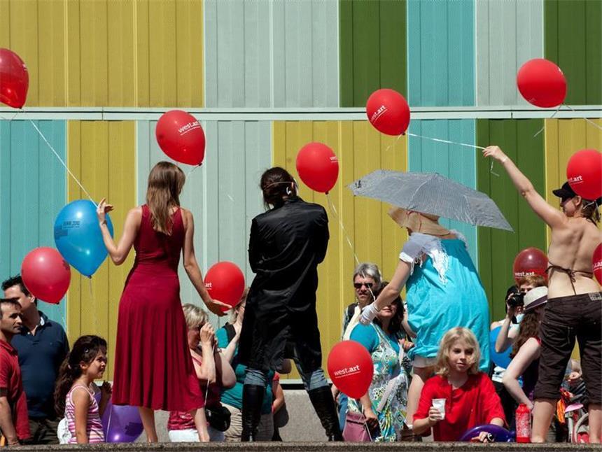 Ruhrgebiet will Autobahn-Volksfest wiederholen Schauspiel-Gruppe auf der Autobahn A40 in Essen