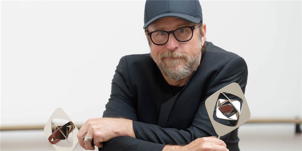 Schauspieler Bjarne Mädel bekommt am 26. August in Marl gleich zwei Grimmepreise verliehen: für seine Darstellung eines alleinerziehenden Vaters im TV-Film „Geliefert“ und für die Rolle eines von Angststörungen betroffenen Hauptkommissars in „Sörensen hat Angst“. Hier ist er bei der Bekanntgabe der Preisträger im Mai im Grillo-Theater in Essen zu sehen.