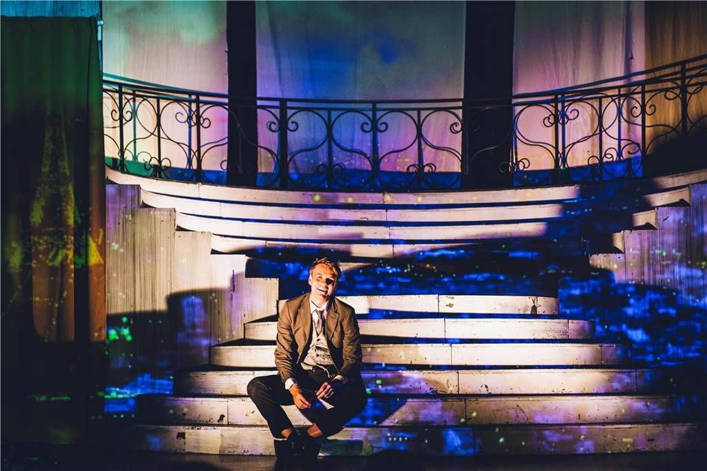 Schauspieler Fabian Rogall: Von der Theater-AG auf die großen Bühnen Schauspieler Fabian Rogall auf der Bühne der Jungen Bühne Ulm.