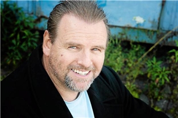 Schauspieler Felix Vörtler (55) steht im Zentrum der WDR-Serie Phoenixsee. Doch seine Karriere begann am Theater Oberhausen.