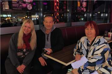 Das Tatort-Team aus Dortmund mit Jörg Hartmann (3.v.l.), Regisseurin Ayşe Polat (4.v.r.) und Schauspielerin Sybille J. Schedwill (3.v.r.) zusammen mit Kinofestleiterin Sonja Hofmann (2.v.r.) und Kinofest-Veranstalter Lutz Nennmann (r.).