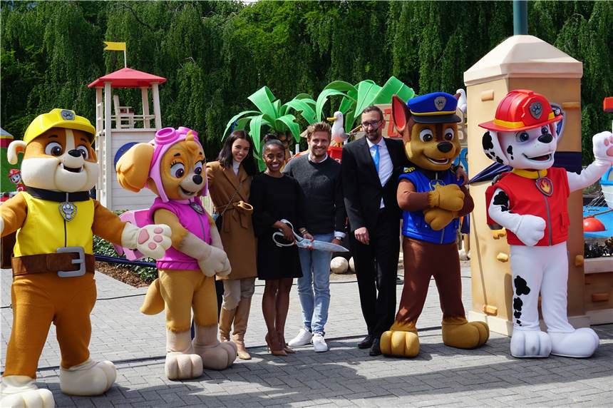 Movie Park eröffnet neuen „Paw Patrol“-Themenbereich „Adventure Bay“ Schauspieler Jörn Schlönvoigt (2.v.r.) eröffnete gemeinsam mit seiner Frau (1.v.l.) sowie Movie Park-Geschäftsführer Thorsten Backhaus (r.) und einer Vertreterin von Nickelodeon den neuen Themenbereich im Movie Park.