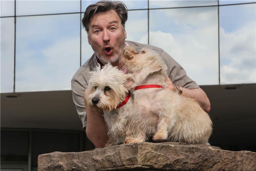 Erlebniswelt mit mehr als 11.000 Hunden und 500 Katzen Schauspieler Martin Armknecht, der Robert Engel aus der „Lindenstraße“, ist Botschafter des Hundes. Spaß hatte er auch an den Dandie Dinmont Terriern Eclair‘s Isabell und Marlene.